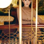 Cecilia Cheung Instagram - Fendi 超喜歡（➰·· #张柏芝 ✘ 𝗙𝗘𝗡𝗗𝗜 ··➰ 𝗙𝗘𝗡𝗗𝗜 x 𝗥𝗜𝗠𝗢𝗪𝗔限定款旅行箱 ✨光影翩跹定格魅力之姿✨ 🟤旖旎光华绽放非凡格调🟤#fendi#rimowa