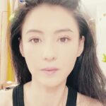 Cecilia Cheung Instagram - 外景-darkness to light 用他防曬， 化了妝都很貼服， 還可以提亮皮膚 #darknesstothelight #防曬衣 #Sunblock# 防曬乳液#化妝打底
