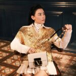 Cecilia Cheung Instagram - #张柏芝 ✘ 𝐕𝐀𝐋𝐄𝐍𝐓𝐈𝐍𝐎华伦天奴 🎇光影变幻┆🌟┆溢彩鎏金🎇 焕耀极致魅力 ⏳ 演绎至美时光 #StudSign @maisonvalentino ——👜 𝐒𝐭𝐮𝐝 𝐒𝐢𝐠𝐧手袋 👜——