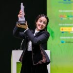 Cecilia Suárez Instagram – Gracias infinitas Festival de Huelva Cine Iberoamericano por este Premio Ciudad de Huelva. 
Gracias @manuelhmartin y a todo el equipo y colaboradores de este increíble festival.
Gracias @manolocaro por tus palabras y por todo lo demás, siempre.
Gracias @carlosramoss por acompañarme y ser equipo.
Gracias @yosbaute por las risas y los detalles.
Gracias @blancopop @juandediosr @betoescamilla porque la distancia no impide que sigamos siendo equipo.
Y gracias a mi acompañante favorito desde hace 13 años por estar presente.💖
Gracias España.
Qué día tan especial.🙏🏼
Y encima, la alegría de ver a la película de @angelescruzactriz ‘Valentina o la Serenidad’ llevarse el palmarés a mejor película y mejor actriz (¡Viva México!) y compartir con mis directores de “A Cielo Abierto” @mariana_arriaga y @santiagoarriagaa .
Dicha.🌅
@festicinehuelva 
📸 @claracarrasco_ 
#49festicinehuelva
•
Styling: @blancopop @juandediosr @betoescamilla 
@dior
H & MKUP:  @yosbaute