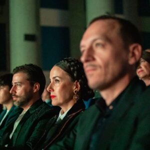 Cecilia Suárez Instagram - Gracias infinitas Festival de Huelva Cine Iberoamericano por este Premio Ciudad de Huelva. 
Gracias @manuelhmartin y a todo el equipo y colaboradores de este increíble festival.
Gracias @manolocaro por tus palabras y por todo lo demás, siempre.
Gracias @carlosramoss por acompañarme y ser equipo.
Gracias @yosbaute por las risas y los detalles.
Gracias @blancopop @juandediosr @betoescamilla porque la distancia no impide que sigamos siendo equipo.
Y gracias a mi acompañante favorito desde hace 13 años por estar presente.💖
Gracias España.
Qué día tan especial.🙏🏼
Y encima, la alegría de ver a la película de @angelescruzactriz ‘Valentina o la Serenidad’ llevarse el palmarés a mejor película y mejor actriz (¡Viva México!) y compartir con mis directores de “A Cielo Abierto” @mariana_arriaga y @santiagoarriagaa .
Dicha.🌅
@festicinehuelva 
📸 @claracarrasco_ 
#49festicinehuelva
•
Styling: @blancopop @juandediosr @betoescamilla 
@dior
H & MKUP:  @yosbaute