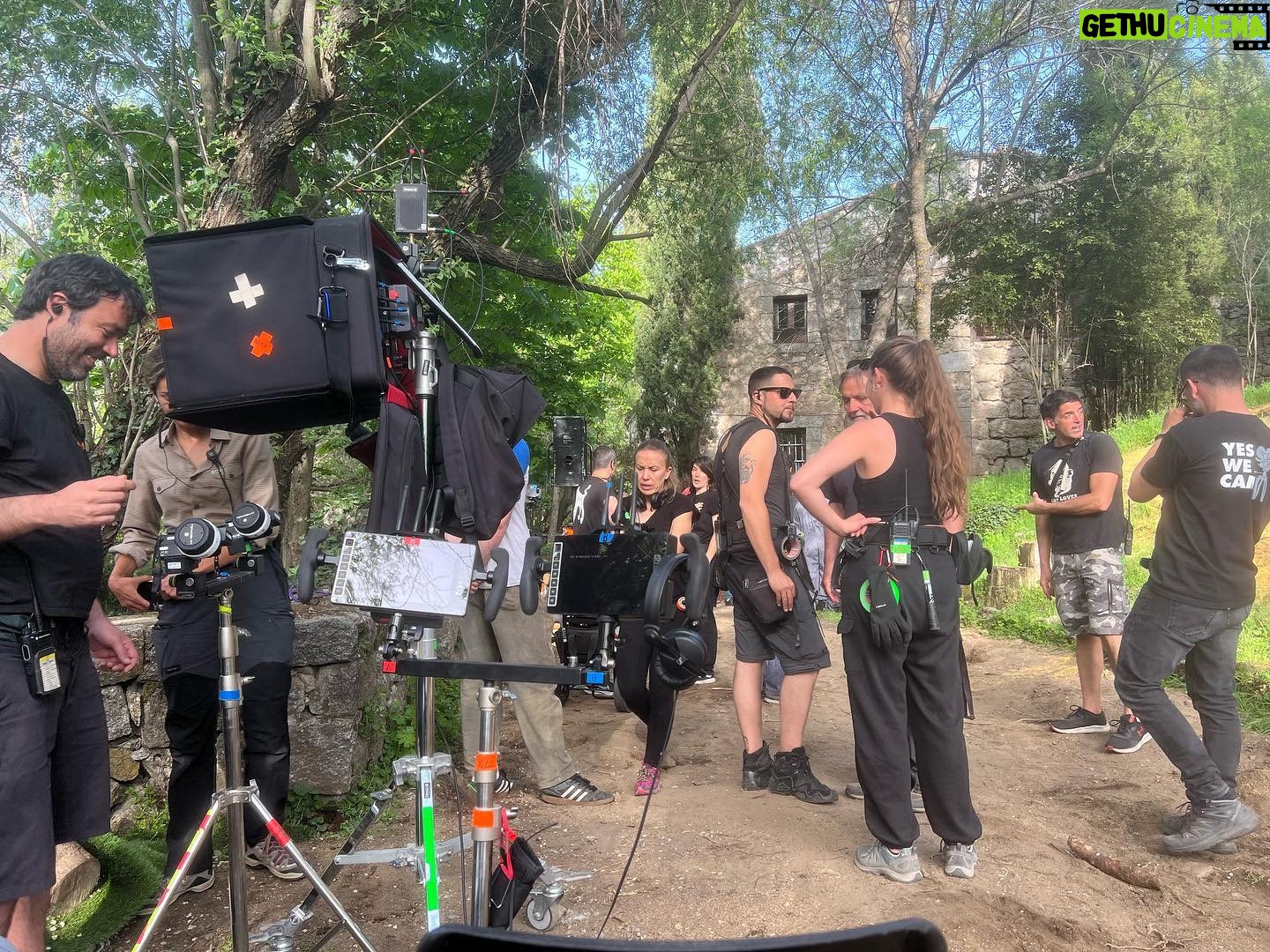 Cecilia Suárez Instagram - IT’S A WRAP!💥 Gracias equipo precioso por este viaje. Cada uno de este grupete es increíble y único.💖 Gracias @jmlorenzo por reunir a esta tripulación mágica.✨