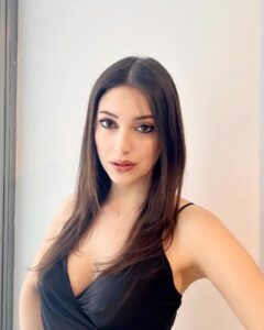 Cemre Gümeli Instagram - İçimden gülüyorum🌝
