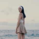 Cemre Gümeli Instagram – Doğanın en el değmemiş yerlerinden birinde, kendi yazdığım bir hikayenin başrolündeyim. Her yaz özlemi çektiğimde dalıp gittiğim anlar, @nocturne beachwear tasarımları eşliğinde geçen harika gün sayesinde artık ne zaman istesem benimle. Güzelliğiyle nefesimizi kesen nice yazlara☀️🌊

@nocturne #ASummerScenario

Production: @tugbrsy
Video: @aliarslanfilms
Video Assistant: @edxngin
Styling: @ellifkarc
Styling Assistant: @ozkannmeliss
Make-up: @berinerenguc
Hair: @ademsekel
#işbirliği