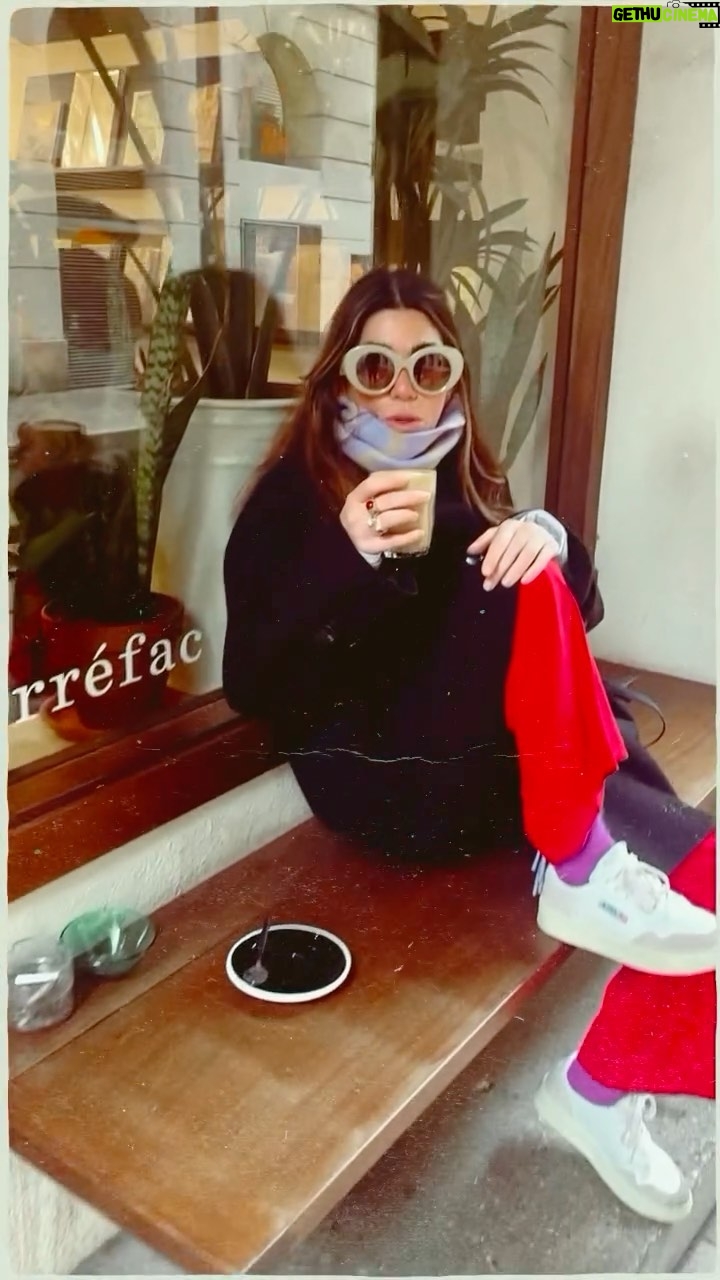 Ceren Moray Instagram - Sadece sevip de kavuşamayanların bildikleri o “olmayacak ama çok güzel be” duygusunu 44 saatte paketledim, aynen buraya bırakıyorum bak 44