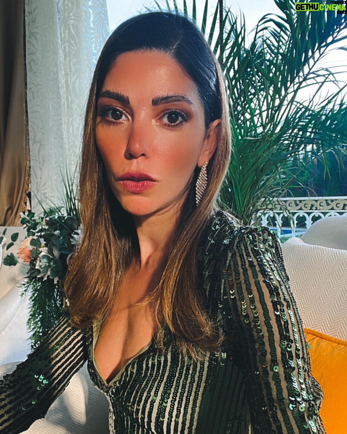 Ceren Moray Instagram - Haftası daha Çarşamba olan captain’a, papucunu ters giydirecek o son haftalar, sıralı dumpich