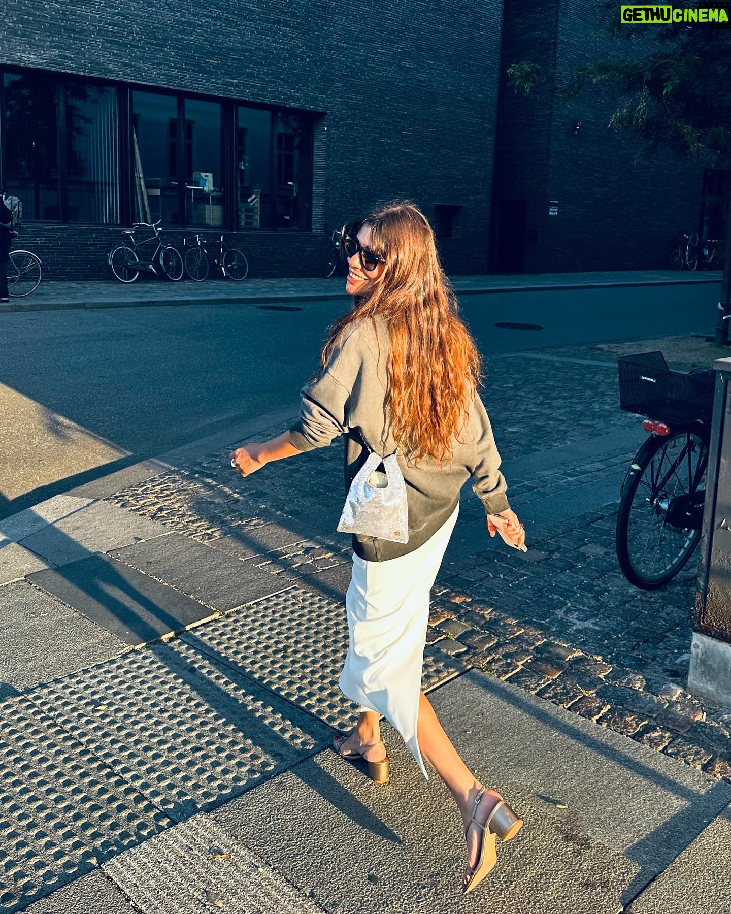 Ceren Moray Instagram - O gün 23 bin adım attık. Bugün müzeye geldik derken bastım share’e.
