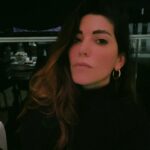 Ceren Moray Instagram - Güldüklerim de oldu, var yani arşiv full… Ama zordun 37, “bir de masaya çıkıp tepin”din fırsat buldukça.. Burası garip, acıyı ve mutluluğu hep beraber yaşıyormuş gibiyiz -içerden yani,samimi- ya da ben hep buna inanmakla ilgileniyorum, bugün de aynı şeyi yapıcam; size, BİZ’e inanıcam, öbür türlüsü nasıl olsun.. Bugün sessizce 38 olucam (aşırı da sexy bir söylenişi var bakalım 🙈 ) hafifleye hafifleye değicem, geçicem yollarımızdan; birbirimize inandığımız, çiçeklenmesi için çırpındığımız o yollardan… hadi başladım ben 🌺