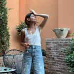 Ceren Moray Instagram - Güldüklerim de oldu, var yani arşiv full… Ama zordun 37, “bir de masaya çıkıp tepin”din fırsat buldukça.. Burası garip, acıyı ve mutluluğu hep beraber yaşıyormuş gibiyiz -içerden yani,samimi- ya da ben hep buna inanmakla ilgileniyorum, bugün de aynı şeyi yapıcam; size, BİZ’e inanıcam, öbür türlüsü nasıl olsun.. Bugün sessizce 38 olucam (aşırı da sexy bir söylenişi var bakalım 🙈 ) hafifleye hafifleye değicem, geçicem yollarımızdan; birbirimize inandığımız, çiçeklenmesi için çırpındığımız o yollardan… hadi başladım ben 🌺