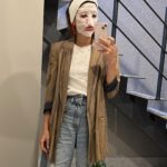 Ceren Moray Instagram - Güldüklerim de oldu, var yani arşiv full… Ama zordun 37, “bir de masaya çıkıp tepin”din fırsat buldukça.. Burası garip, acıyı ve mutluluğu hep beraber yaşıyormuş gibiyiz -içerden yani,samimi- ya da ben hep buna inanmakla ilgileniyorum, bugün de aynı şeyi yapıcam; size, BİZ’e inanıcam, öbür türlüsü nasıl olsun.. Bugün sessizce 38 olucam (aşırı da sexy bir söylenişi var bakalım 🙈 ) hafifleye hafifleye değicem, geçicem yollarımızdan; birbirimize inandığımız, çiçeklenmesi için çırpındığımız o yollardan… hadi başladım ben 🌺