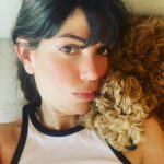 Ceren Moray Instagram - Güldüklerim de oldu, var yani arşiv full… Ama zordun 37, “bir de masaya çıkıp tepin”din fırsat buldukça.. Burası garip, acıyı ve mutluluğu hep beraber yaşıyormuş gibiyiz -içerden yani,samimi- ya da ben hep buna inanmakla ilgileniyorum, bugün de aynı şeyi yapıcam; size, BİZ’e inanıcam, öbür türlüsü nasıl olsun.. Bugün sessizce 38 olucam (aşırı da sexy bir söylenişi var bakalım 🙈 ) hafifleye hafifleye değicem, geçicem yollarımızdan; birbirimize inandığımız, çiçeklenmesi için çırpındığımız o yollardan… hadi başladım ben 🌺