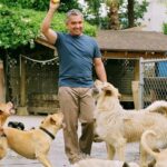 Cesar Millan Instagram – βAsk not what your country can do for you β ask what you can do for your countryβ – John F Kennedy πΊπΈ
One of my favorite quotes comes from President JFK, I came to this country with a dream to become the greatest dog trainer in the world by learning from Americans.
I grew up in Mexico watching the TV show Lassie and Rin Tin Tin, so I thought all dogs were like that. When I came to America I saw dogs having birthday parties and getting toys for Christmas. It was something completely foreign to me.
Dogs in Mexico are skinny but they donβt have psychological problems. Dogs in America are chunky but I get to have a TV show.
I listened to JFKβs quote and decided to make my mission to train people and rehabilitate dogs.
And the rest is history π
#presidentsday #betterhumansbetterplanet
β’ β’ β’
βNo preguntes quΓ© puede hacer tu paΓs por ti, pregunta quΓ© puedes hacer tΓΊ por tu paΓsβ – John F Kennedy πΊπΈ
Una de mis citas favoritas proviene del presidente JFK: Vine a este paΓs con el sueΓ±o de convertirme en el mejor adiestrador de perros del mundo aprendiendo de los estadounidenses.
CrecΓ en MΓ©xico viendo el programa de televisiΓ³n Lassie y Rin Tin Tin, asΓ que pensΓ© que todos los perros eran asΓ. Cuando vine a Estados Unidos vi perros celebrando fiestas de cumpleaΓ±os y recibiendo juguetes en Navidad. Era algo completamente extraΓ±o para mΓ.
Los perros en MΓ©xico son flacos, pero no tienen problemas psicolΓ³gicos. Los perros en Estados Unidos son fuertes, pero yo tengo un programa de televisiΓ³n.
EscuchΓ© la cita de JFK y decidΓ tener como misiΓ³n entrenar personas y rehabilitar perros.
El resto es historia π
#diadelospresidentes #mejoreshumanosmejorplaneta