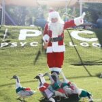 Cesar Millan Instagram - Felices fiestas everyone!!! On our way to deliver happiness 🎁 🎅 🦆 . . . Felices fiestas para todos!!! En camino a repartir felicidad 🎁 🎅 🦆