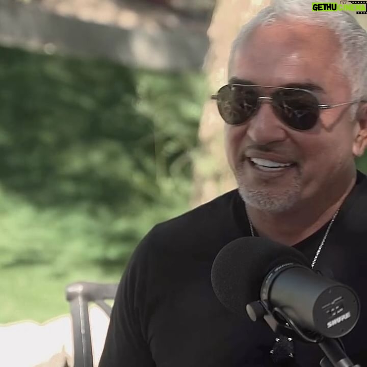 Cesar Millan Instagram - Respeto. Paz. Algunos de los valores que enseñamos a los animales. ❤️ Pepe Bastón y yo hablamos de esto y más en un nuevo episodio de @abetterplanetpodcast Suscríbete y escucha ya el episodio completo. 🎙️ #betterhumansbetterplanet