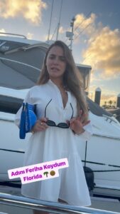 Ceyda Ateş Instagram - Birisinin evinde üç günden fazla yatıya kalırsanız, ev sahibi 4. gün size Feriha muamelesi yapıp içindeki ‘Hande’ yi dışarı salabilir 😂 💁🏼‍♂️