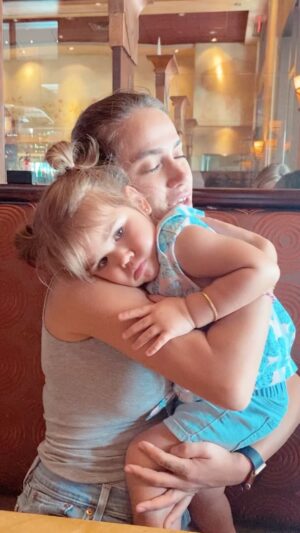 Ceyda Ateş Instagram - 👩‍❤️‍💋‍👩 #dünyakızçocuklarıgünü