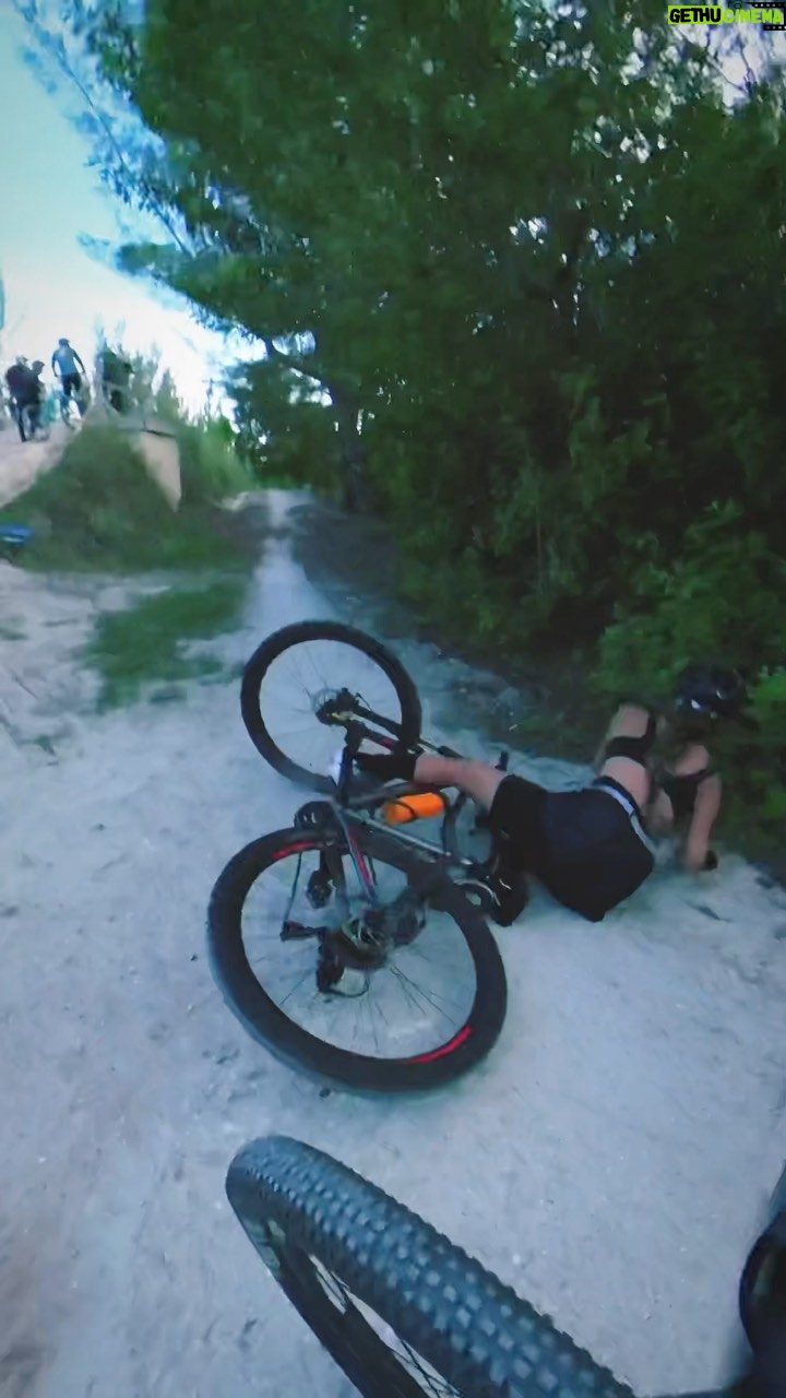 Ceyda Ateş Instagram - Uzuuunn bir aradan sonra parkura geri dönüş:)) Not: küçük bir kaza içerir🤣 #mountainbike #delraybeach #biking
