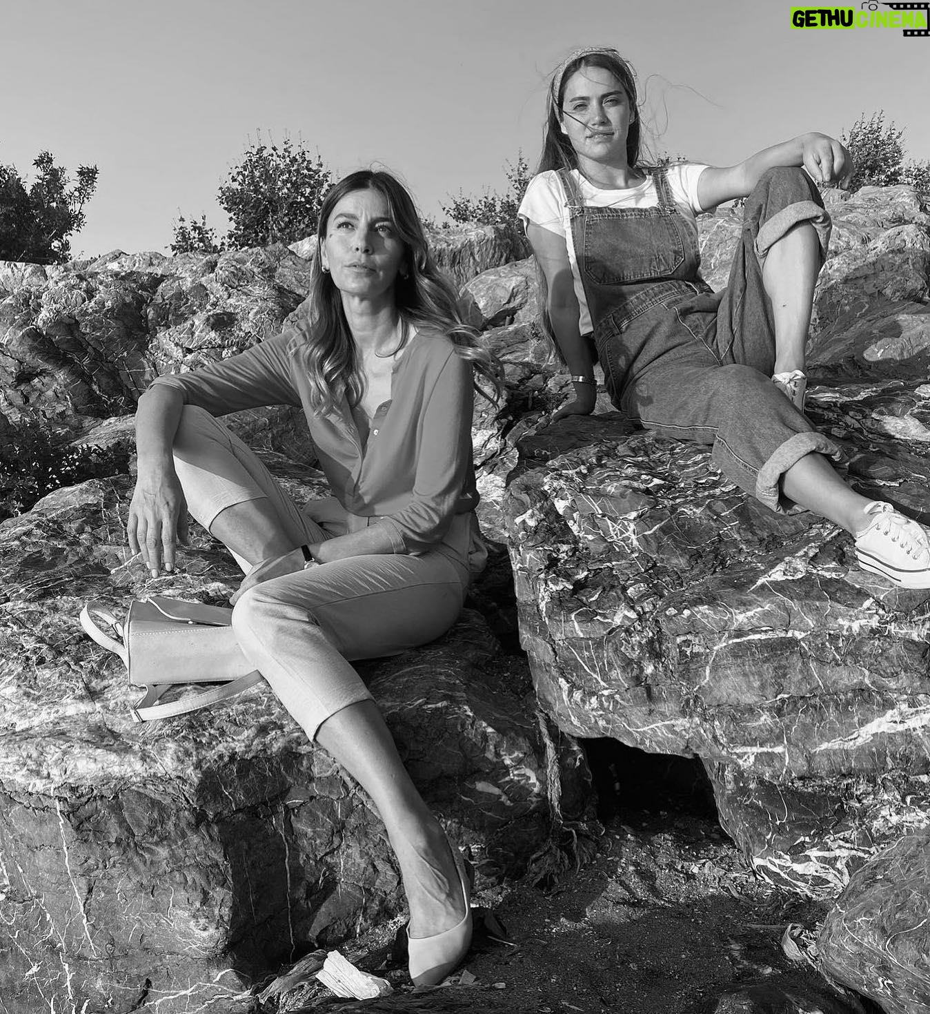 Ceyda Ateş Instagram - Ne güzel fotoğraf olmuş🖤 @seda_akman_official #sinemafilmi @sondilekfilm