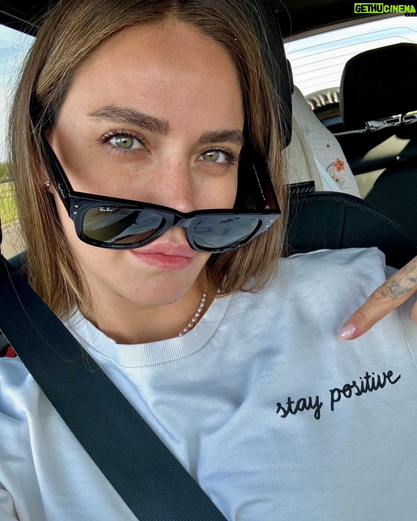 Ceyda Ateş Instagram - Arka koltukta çocuğum annneeeeee derken benim uymaya çalıştığım durum🤣🤣🤣 Kimler benden💁♀️