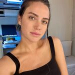 Ceyda Ateş Instagram - Set ve en sevdiğim durum sıfır makyaj ile oynamak🥰🥰 #karavangünlükleri #set @sondilekfilm #nomakeup ✌️ canım hocam @melekozturkofficial 🎥