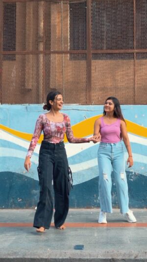 Chaithania Prakash Instagram - This was a quick one🤍
Mention your favorite creator 😍

Vc: @_sidharth_devang_ ♥️

#smalltowngirl #dance #instagram #chaithaniaprakash #varshakaveri