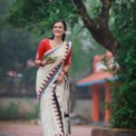 Chaithania Prakash Instagram - ✨ 📸: @abi_fine_shooters Saree: @ar_handlooms_kuthampully