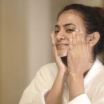 Chaithania Prakash Instagram - Onam is right around the corner and dull skin is a strict no-no! And why worry when you can give your skin a Golden GLOW in just 7 days! Try the #7DaysToGlow Routine with Pears and get glowing skin right in time for Onam! ⭐ #PearsGlycerine #PearsSoap #Onam #Ad