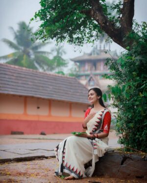 Chaithania Prakash Instagram - ✨

📸: @abi_fine_shooters 
Saree: @ar_handlooms_kuthampully