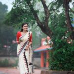 Chaithania Prakash Instagram - ✨ 📸: @abi_fine_shooters Saree: @ar_handlooms_kuthampully