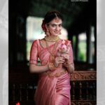 Chaithania Prakash Instagram - ✨ Saree: @swayamvarasilksindia Pc: @jayanayilam_ Mua: @karthika.nitheesh Retouch: @weddingmirror Location: @palm_tree_heritage_beachresort Jewellery: @kanibridaljewels @amolikawearyourdream
