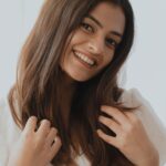Chaithania Prakash Instagram – Experience the magic transformation from frizz to fabulous in just 2 minutes with @lovebeautyandplanet_in ‘s Argan Oil & Lavender 2 Min Magic Masque!!😻

Say goodbye to frizzy hair woes as the natural goodness of Argan and coconut oil tames frizz effortlessly.

Simply apply on damp hair, indulge in the soothing lavender fragrance, wait for 2 minutes, and rinse off to reveal smooth, soft locks. It’s your ultimate #2minfrizzfix for hair that looks and feels amazing!😍✨

#AD #LoveBeautyAndPlanet #NoFrizz #SmallActsofLoveforHair #SmallActsofLove
#HairCareRoutine
#SustainableNaturalBeauty #FrizzFreeHair