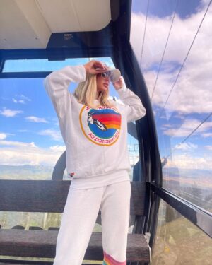 Chanel Mack Instagram - #aspen ride up to the top of the #mountains in my #favorite #cozyclothes from @aviatornation. Just ignore the second video in this slide. Don’t mind me sounding goofy and obnoxious as I’m falling down and laughing completely in the most unattractive way. The #views are all that matters here. Talk about #majestic #nature #labordayweekend #refresh #travel #happy #pretty #sightseeing #aviatornation