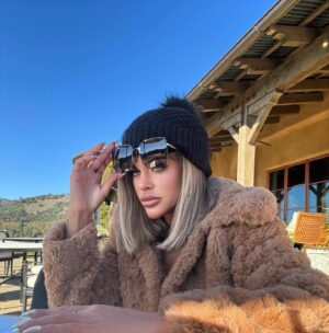 Chanel Mack Instagram - Working hard or hardly working. For some reason I felt this song was absolutely doable for this post. #🤦🏼‍♀️