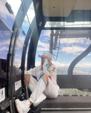 Chanel Mack Instagram - #aspen ride up to the top of the #mountains in my #favorite #cozyclothes from @aviatornation. Just ignore the second video in this slide. Don’t mind me sounding goofy and obnoxious as I’m falling down and laughing completely in the most unattractive way. The #views are all that matters here. Talk about #majestic #nature #labordayweekend #refresh #travel #happy #pretty #sightseeing #aviatornation