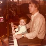 Chantal Janzen Instagram – Of ik iets met de piano heb, was de vraag van Rtl toen ze dit programma aan me voorlegden. Dat ik ‘iets met piano heb’ is een understatement. Ik ben ermee opgegroeid. Ik weet niet beter dan dat ik altijd pianospel hoorde thuis, en dat kwam door mijn vader. Mijn broer en ik zijn opgevoed met heel veel muziek thuis, jazz, Nina Simone, veeeel Duitse schlagers, chansons (mama), James Last, Richard Clayderman, Louis van Dijk, allemaal gespeeld door papa op de piano. Want *zet nu je Jambers-stem op*: Overdag was hij zweminstructeur, maar ‘s avonds en in de weekenden was hij pianist. Daar verdiende hij niet de wereld mee, maar hij MOEST het doen. Vanuit zichzelf, vanuit de liefde voor dat instrument. Nu geniet hij van zijn pensioen, maar speelt nog steeds. Zoals ‘n paar keer per week vrijwillig in de hal van het ziekenhuis in Venlo. ‘Om ‘t voor de mensen daar wat leuker te maken’, zegt hij zelf. Trots zijn we op ‘m. M’n broer en ik, en later ook onze kinderen werden al vanaf dat we baby waren op die kruk gezet. Iedere keer als ik pianospel hoor brengt het me thuis. Herinneringen uit en voor het leven. Alleen maar moois, warms en goeds. Iedereen heeft toch wel íets met de piano?
Zo’n openbare piano die wordt bespeeld op een station, op een plein, in een hal, of op straat brengt altijd iets positiefs. Ik denk dan altijd Wie zíj́n deze mensen? Wat is hun verhaal? Wat doen ze in ‘t dagelijks leven? Met plezier en ontroerd mocht ik naast hen zitten en luisteren naar de amateur-pianisten die plaats namen op onze kruk. En ik heb er niet doorheen gekwaakt (zie laatste video). Met als verrassing voor hen, worden bewonderd door 1 van onze beste concertpianisten @dariavandenbercken , en @dominicseldisofficial en @vanvelzenmusic .
En nu mogen JULLIE hier eindelijk van genieten. Van hun verhalen, hun drijfveer en vooral: hun liefde voor de piano. Het favoriete muziekinstrument van de mens.
Ik hoop dat jullie gaan kijken. En mocht je iets anders gaan kijken, hallo nieuwe wereld, kijk het dan terug. Want ja, het is een gedurfd programma van en bij Rtl.❤️
En dankjewel pap
Vanavond 20.30u op Rtl4, De Piano.