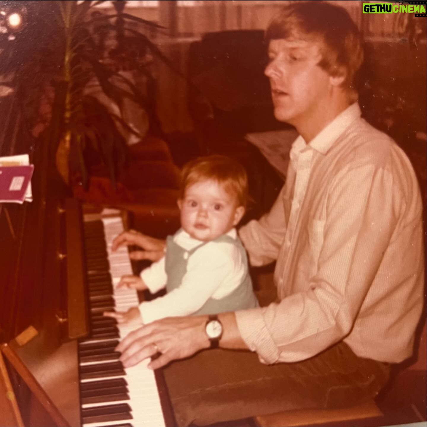 Chantal Janzen Instagram - Of ik iets met de piano heb, was de vraag van Rtl toen ze dit programma aan me voorlegden. Dat ik ‘iets met piano heb’ is een understatement. Ik ben ermee opgegroeid. Ik weet niet beter dan dat ik altijd pianospel hoorde thuis, en dat kwam door mijn vader. Mijn broer en ik zijn opgevoed met heel veel muziek thuis, jazz, Nina Simone, veeeel Duitse schlagers, chansons (mama), James Last, Richard Clayderman, Louis van Dijk, allemaal gespeeld door papa op de piano. Want *zet nu je Jambers-stem op*: Overdag was hij zweminstructeur, maar ‘s avonds en in de weekenden was hij pianist. Daar verdiende hij niet de wereld mee, maar hij MOEST het doen. Vanuit zichzelf, vanuit de liefde voor dat instrument. Nu geniet hij van zijn pensioen, maar speelt nog steeds. Zoals ‘n paar keer per week vrijwillig in de hal van het ziekenhuis in Venlo. ‘Om ‘t voor de mensen daar wat leuker te maken’, zegt hij zelf. Trots zijn we op ‘m. M’n broer en ik, en later ook onze kinderen werden al vanaf dat we baby waren op die kruk gezet. Iedere keer als ik pianospel hoor brengt het me thuis. Herinneringen uit en voor het leven. Alleen maar moois, warms en goeds. Iedereen heeft toch wel íets met de piano? Zo’n openbare piano die wordt bespeeld op een station, op een plein, in een hal, of op straat brengt altijd iets positiefs. Ik denk dan altijd Wie zíj́n deze mensen? Wat is hun verhaal? Wat doen ze in ‘t dagelijks leven? Met plezier en ontroerd mocht ik naast hen zitten en luisteren naar de amateur-pianisten die plaats namen op onze kruk. En ik heb er niet doorheen gekwaakt (zie laatste video). Met als verrassing voor hen, worden bewonderd door 1 van onze beste concertpianisten @dariavandenbercken , en @dominicseldisofficial en @vanvelzenmusic . En nu mogen JULLIE hier eindelijk van genieten. Van hun verhalen, hun drijfveer en vooral: hun liefde voor de piano. Het favoriete muziekinstrument van de mens. Ik hoop dat jullie gaan kijken. En mocht je iets anders gaan kijken, hallo nieuwe wereld, kijk het dan terug. Want ja, het is een gedurfd programma van en bij Rtl.❤️ En dankjewel pap Vanavond 20.30u op Rtl4, De Piano.