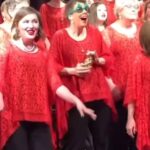 Chantal Janzen Instagram - Traditie. Deze video hoort bij kerst. Een sprong in de tijd: Met de tamboerijn is @tina10a , rechtsonder vooraan @igonedejongh , rechts van Tina sta ik, en schuin achter ons met het lichte haar ziet u @claudiadebreij . Wie mee wil doen is welkom 🍷🎄