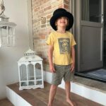 Chantal Janzen Instagram - Dit wezen heeft uiteraard weer eens ‘n nieuw mode item geconfisqueerd. Ik zeg ‘uiteraard’ omdat hij altijd wel ergens iets vindt waar hij een hele tijd in of mee blijft lopen en is daar dan über trots en zuinig op. Deze keer: een hoge hoed die in ons vakantiehuis op ‘n kast lag. Hij vindt ‘m werkelijk prachtig. Inmiddels ligt deze naast zn bed als ie gaat slapen, en is het ‘t eerste wat ie ‘s ochtends opzet, met 35 graden, en trekt daarna pas zn zwembroek of pyjama aan. Ik hoop dat ie dit nog lang blijft doen, aantrekken of opzetten waar je zin in hebt. Vaak komen kinderen op ‘n leeftijd dat ze zich ineens gaan schamen of ‘in willen blenden’, wat absoluut begrijpelijk is. Maar ik hoop dat deze kleine jongen nog heel veel verrassingen uit allerlei hoge hoeden gaat toveren tot die tijd. En daarna. ❤️ #hogehoed #italie #capelloacilindro #hanujijweer