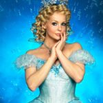 Chantal Janzen Instagram - In honor of ‘WICKED 20’ Happy 20th anniversary @wicked_musical @wicked_worldwide #wickedfamilyforgood #glinda #WICKED20 💗💚 #lievewonderfulwillie #lieveshmashingsjimbo 📸 @govertderoos Visagie: @gerda_koekoek
