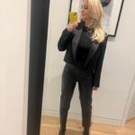 Chantal Janzen Instagram - 🖤 Nooit je tanden poetsen met je ‘weggaankleren’ aan. Heb ‘n goed weekend, tijgers💋 #weggaankleren #bobbynoemtdatzo #mamaikwilmijnweggaanklerenaan #colbertje #jamesbondjasje #zonoemtieditook