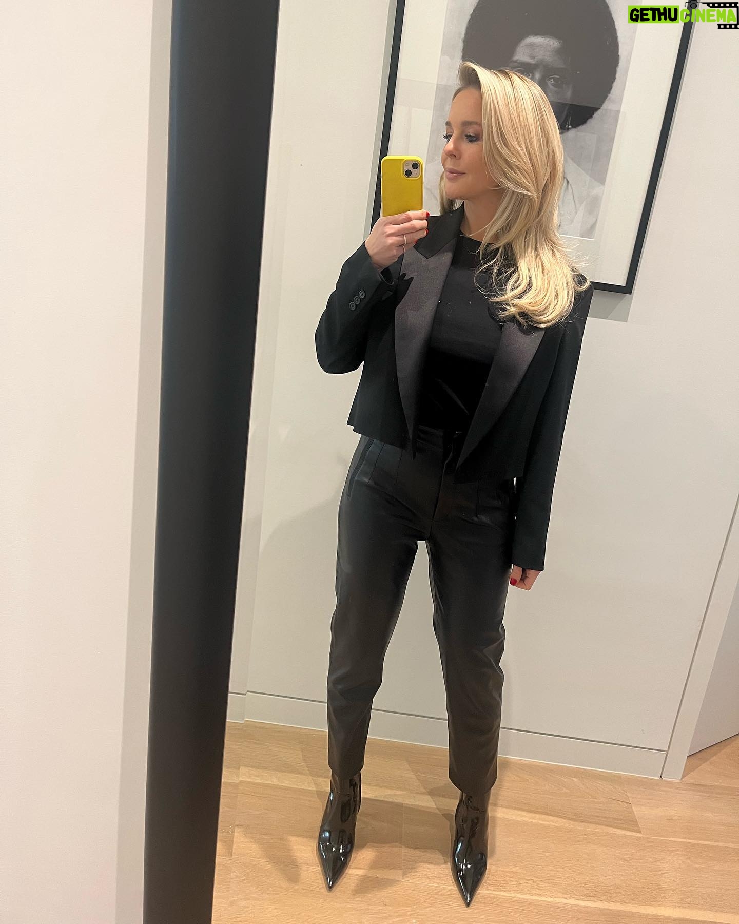 Chantal Janzen Instagram - 🖤 Nooit je tanden poetsen met je ‘weggaankleren’ aan. Heb ‘n goed weekend, tijgers💋 #weggaankleren #bobbynoemtdatzo #mamaikwilmijnweggaanklerenaan #colbertje #jamesbondjasje #zonoemtieditook