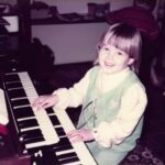 Chantal Janzen Instagram – Of ik iets met de piano heb, was de vraag van Rtl toen ze dit programma aan me voorlegden. Dat ik ‘iets met piano heb’ is een understatement. Ik ben ermee opgegroeid. Ik weet niet beter dan dat ik altijd pianospel hoorde thuis, en dat kwam door mijn vader. Mijn broer en ik zijn opgevoed met heel veel muziek thuis, jazz, Nina Simone, veeeel Duitse schlagers, chansons (mama), James Last, Richard Clayderman, Louis van Dijk, allemaal gespeeld door papa op de piano. Want *zet nu je Jambers-stem op*: Overdag was hij zweminstructeur, maar ‘s avonds en in de weekenden was hij pianist. Daar verdiende hij niet de wereld mee, maar hij MOEST het doen. Vanuit zichzelf, vanuit de liefde voor dat instrument. Nu geniet hij van zijn pensioen, maar speelt nog steeds. Zoals ‘n paar keer per week vrijwillig in de hal van het ziekenhuis in Venlo. ‘Om ‘t voor de mensen daar wat leuker te maken’, zegt hij zelf. Trots zijn we op ‘m. M’n broer en ik, en later ook onze kinderen werden al vanaf dat we baby waren op die kruk gezet. Iedere keer als ik pianospel hoor brengt het me thuis. Herinneringen uit en voor het leven. Alleen maar moois, warms en goeds. Iedereen heeft toch wel íets met de piano?
Zo’n openbare piano die wordt bespeeld op een station, op een plein, in een hal, of op straat brengt altijd iets positiefs. Ik denk dan altijd Wie zíj́n deze mensen? Wat is hun verhaal? Wat doen ze in ‘t dagelijks leven? Met plezier en ontroerd mocht ik naast hen zitten en luisteren naar de amateur-pianisten die plaats namen op onze kruk. En ik heb er niet doorheen gekwaakt (zie laatste video). Met als verrassing voor hen, worden bewonderd door 1 van onze beste concertpianisten @dariavandenbercken , en @dominicseldisofficial en @vanvelzenmusic . 
En nu mogen JULLIE hier eindelijk van genieten. Van hun verhalen, hun drijfveer en vooral: hun liefde voor de piano. Het favoriete muziekinstrument van de mens. 
Ik hoop dat jullie gaan kijken. En mocht je iets anders gaan kijken, hallo nieuwe wereld, kijk het dan terug. Want ja, het is een gedurfd programma van en bij Rtl.❤️
En dankjewel pap

Vanavond 20.30u op Rtl4, De Piano.