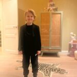 Chantal Janzen Instagram - ❤️ 1. Zelf gestylede outfit voor het kerstdiner op school 2. Het haar moest gekamd en er moest ‘van dat haarspul’ in en ‘het luchtje van Leco’ moest op 3. Toen hij hoorde dat hij niet z’n hele huisraad mee naar ‘t kerstdiner mocht nemen