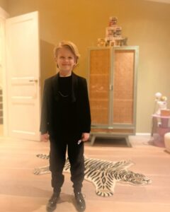 Chantal Janzen Instagram - ❤️ 1. Zelf gestylede outfit voor het kerstdiner op school 2. Het haar moest gekamd en er moest ‘van dat haarspul’ in en ‘het luchtje van Leco’ moest op 3. Toen hij hoorde dat hij niet z’n hele huisraad mee naar ‘t kerstdiner mocht nemen