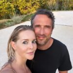 Chantal Janzen Instagram - Hahahaha 👉🏼 Ik kan dus zo lachen om oude foto’s. En dat iedere keer weer als ik er naar kijk, ook 10x achter elkaar, zelfs 20x. En dan zeg ik steeds ‘kijk dan hahaha kijk dan’. En mijn man vindt dat de eerste keer net zo grappig, maar bij de 3e keer al niet meer. En hij vindt mij dan lichtelijk overdrijven met mn gelach. En dat vind ik dan weer grappig, dat hij lichtelijk geïrriteerd is, en dat vindt hij dan weer lichtelijk irritant. En dan vind ik hem iedere keer leuker worden. En hij mij, zegt ie dan. Ondanks dat gelach de hele tijd. Kun je nagaan. En zo wij brengen we deze kerstvakantie door. Wat zeg ik, de afgelopen 16 jaar brengen we zo door. En dat is echt prachtig❤️❤️ #alweereenjaarerbij #decemberisonzemaand #trouwdag #eersteverkeringsdag