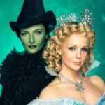 Chantal Janzen Instagram - In honor of ‘WICKED 20’ Happy 20th anniversary @wicked_musical @wicked_worldwide #wickedfamilyforgood #glinda #WICKED20 💗💚 #lievewonderfulwillie #lieveshmashingsjimbo 📸 @govertderoos Visagie: @gerda_koekoek