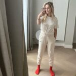 Chantal Janzen Instagram - Klok sloeg natuurlijk weer 12 uur. Gelukkig. 🎃 Dank weer @kelly_huijsman_styling en @lecolook ❤️ En mocht nog iemand deze jurk willen lenen, dat kan dus, helaas. Want ik knipte er 2 bandjes af die ik eigenlijk niet eraf mocht knippen en nu kan ie niet meer terug. Kelly vond dit niet leuk want ik knipte de bandjes eraf toen ze net niet keek en toen volgde er een benauwd moment van stilte en staren met open mond. So welcome to my closet, Alex. Be prepared, you’re amongst only unfolded clothes and it’s very very crowded in there. With Christmas I’m maybe taking you out, but I’m not sure because we don’t do chique Christmasses in Tegelen and by the time it’s New Years eve I really don’t fit in you anymore. 👋🏼