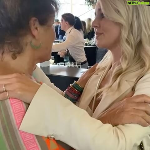 Chantal Janzen - 81.3K Likes - DEBBIE🌺❤️
Door dit lieve leuke, bruisend als de grootste bruisbal mens ben ik op tv begonnen.
In 2004 belde ze me, nadat ze blijkbaar een interview bij Ivo Niehe had gezien waar ik praatte over de musical Beauty & the beast.
Ze vroeg op kantoor bij Endemol, waar ze toen uitvoerend producent was, of ik de Staatsloterijshow wilde doen. Live, primetime, op zaterdagavond. Ik vroeg welk liedje ik dan moest komen zingen. ‘Nee’, zei ze, ‘voor de presentatie, met Carlo Boszhard’. Ik snapte er he-le-maal niks van. Tot op de dag van vandaag eigenlijk nog steeds niet, waarom ze destijds na dat interview dacht dat ze mij moesten hebben.
Na 100 vragen (Wat houdt prime time precies in? Wat is autocue? En is live ook echt dan live op tv?) heb ik maar gewoon ja gezegd. Als in een ‘ik heb het nog nooit gedaan dus ik denk wel dat ik het kan’-geval. Op de dag van de eerste liveshow was ik relaxed. Op de dag erna spookte het met terugwerkende kracht flink in mn hoofd: Waarom in godsnaam meteen dit?!? En volgende week moet ik wéér! Maar Debbie gaf me het volste vertrouwen. Na deze reeks ging ze haar droom achterna, een b & b beginnen. Sindsdien heb ik haar nooit meer gezien.
Maar gisteren was er, totaal onverwachts , deze kleine reünie, na 19 jaar. Met natuurlijk Carlo erbij.
Vastgelegd door lieve collega @mariekeelsinga
Soms heb je een duwtje nodig, en moet iemand je maar net ‘zien’. Best blij dat Debbie die avond Ivo Niehe zag😊
Ze is nog net zo leuk als toen. En nog steeds een bloem in het haar. En nog steeds even bruisend. DEBBIE🌺❤️