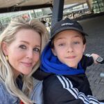 Chantal Janzen Instagram - Achter op de fiets bij m’n oudste ❤️ Ik had eerst het plan om je nooit te leren fietsen. Gewoon, omdat er dan ook niks kon gebeuren en ik niet iets te vaak hoefde te denken en zeggen als je ‘s ochtends wegfietst: ‘Goed uitkijken hè?’. Maar op je 10e werd dat toch wat zielig. #allerleukstejames
