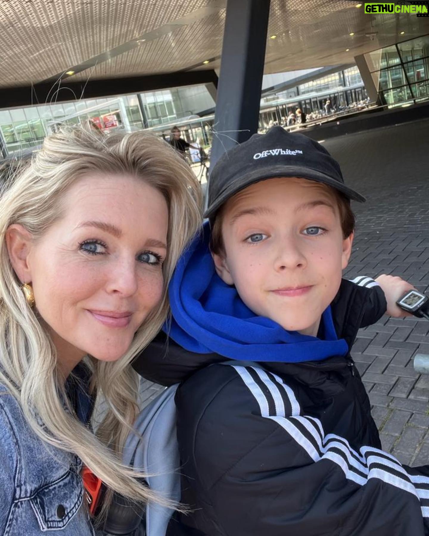 Chantal Janzen Instagram - Achter op de fiets bij m’n oudste ❤️ Ik had eerst het plan om je nooit te leren fietsen. Gewoon, omdat er dan ook niks kon gebeuren en ik niet iets te vaak hoefde te denken en zeggen als je ‘s ochtends wegfietst: ‘Goed uitkijken hè?’. Maar op je 10e werd dat toch wat zielig. #allerleukstejames